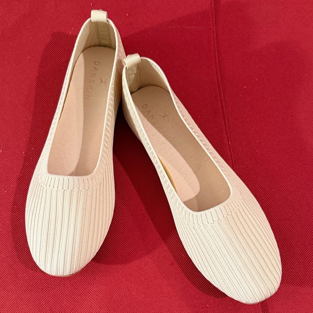 Danskin Women's Textured Cream Loafers